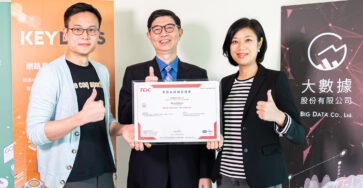 由大數據公司營運長蔣志薇及技術長孟令三共同代表接受TCIC品質經理吳家麒先生授予證書